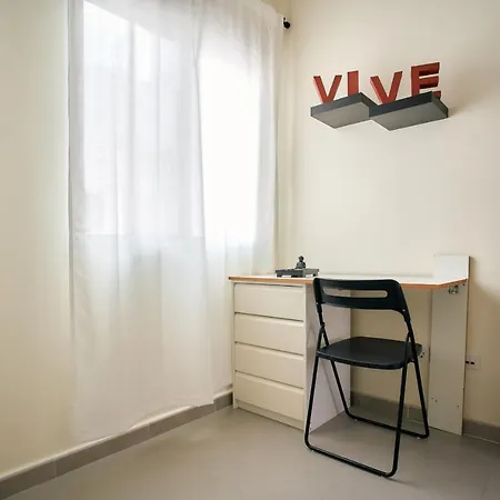 Work & Pet Friendly Urban Flat Close To The Beach
